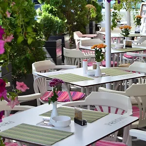 hotel-les-jardins-carol.bucharesthotelsnow.com/